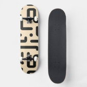 Buchstabenfragmente auf hellbeigem Hintergrund Skateboard (Vorderseite)