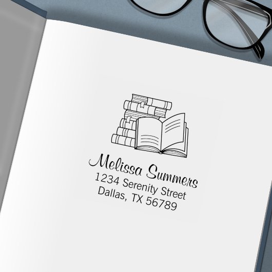 Buchstapel und offene Buchadresse Permastempel