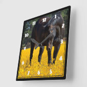 Bucht-Pferd auf einem Gebiet der gelben Blumen Quadratische Wanduhr (Winkel)