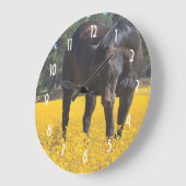 Bucht Pferd in einem Feld gelber Blumen Große Wanduhr (Winkel)