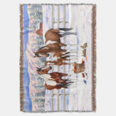 Bucht Pinto Paint Horns im Winter Schnee Decke (Vorderseite Vertikal)