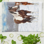 Bucht Pinto Paint Horns im Winter Schnee Geschirrtuch (Gefaltet)