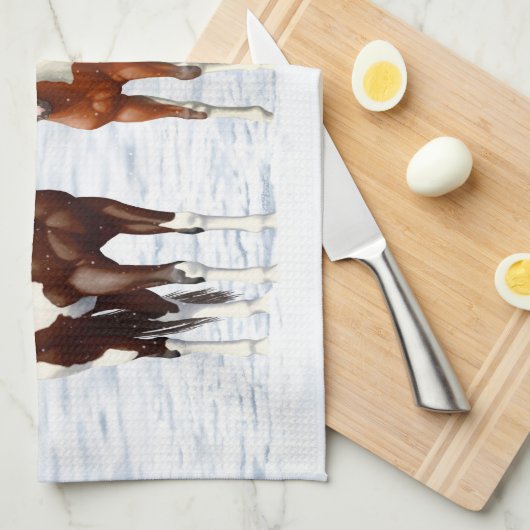 Bucht Pinto Paint Horns im Winter Schnee Geschirrtuch (Viertel Falte)