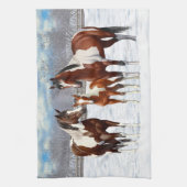Bucht Pinto Paint Horns im Winter Schnee Geschirrtuch (Vertikal)