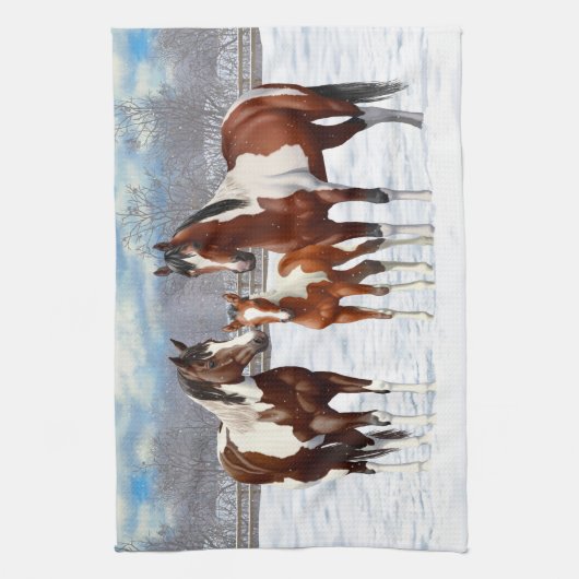 Bucht Pinto Paint Horns im Winter Schnee Geschirrtuch (Vertikal)