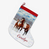 Bucht Pinto Paint Horns im Winter Schnee Großer Weihnachtsstrumpf (Vorderansicht (hängend))