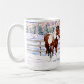 Bucht Pinto Paint Horns im Winter Schnee Kaffeetasse (Links)