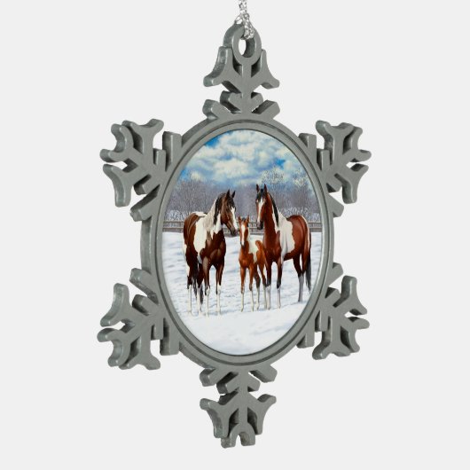 Bucht Pinto Paint Horns im Winter Schnee Schneeflocken Zinn-Ornament (Links)