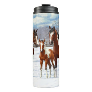 Bucht Pinto Paint Horns im Winter Schnee Thermosbecher