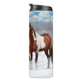 Bucht Pinto Paint Horns im Winter Schnee Thermosbecher (Nach rechts gedreht)