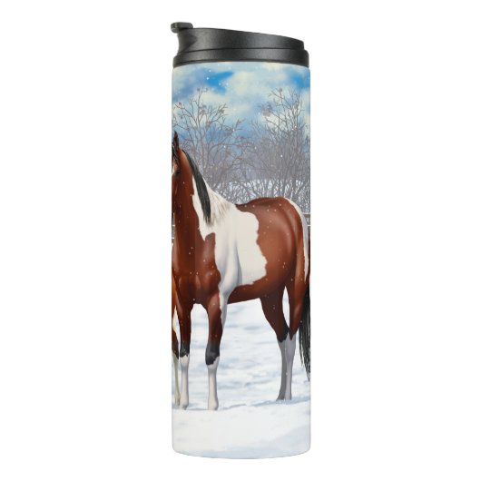 Bucht Pinto Paint Horns im Winter Schnee Thermosbecher (Nach rechts gedreht)