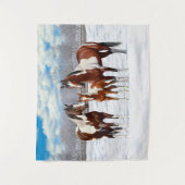 Bucht Pinto Paint Horns im Winter Schnee Wandteppich (Vorderseite)