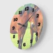 Bucht-Polnisches züchtete Pferd in einer üppigen Große Wanduhr (Winkel)