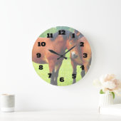 Bucht-Polnisches züchtete Pferd in einer üppigen Große Wanduhr (Zuhause)