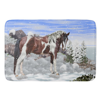 Bucht und Weiß Tobiano Paint Horse in Snow Badematte