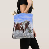 Bucht und Weiß Tobiano Paint Horse in Snow Tasche (Von Nahem)