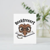 Buchtroverte Eule mit Buch und Kaffee Postkarte (Stehend Vorderseite)