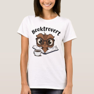Buchtroverte Eule mit Buch und Kaffee T-Shirt