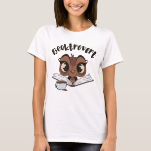 Buchtroverte Eule mit Buch und Kaffee T-Shirt