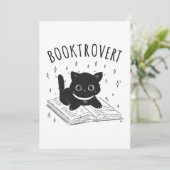 Buchtrovertekatze mit Buch und Sternen Einladung (Stehend Vorderseite)