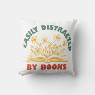 Buchwurm leicht von Büchern abgelenkt Kissen