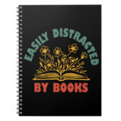 Buchwurm leicht von Büchern abgelenkt Notizblock (Vorderseite)