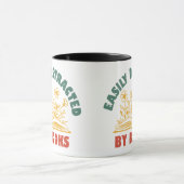 Buchwurm leicht von Büchern abgelenkt Tasse (Zentrum)