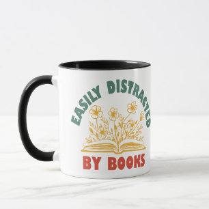 Buchwurm leicht von Büchern abgelenkt Tasse