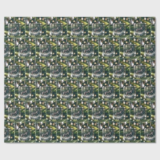 Buck Deer Ornament on Pine Tree Geschenkpapier (Flach)