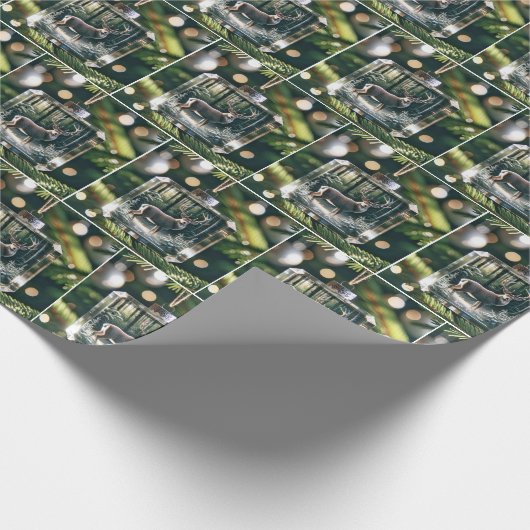 Buck Deer Ornament on Pine Tree Geschenkpapier (Ecke)