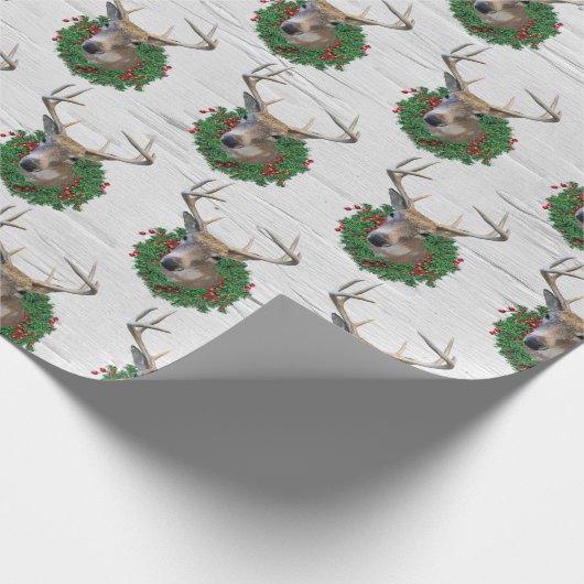 Buck Deh in Weihnachtskranz auf Birch Geschenkpapier (Ecke)