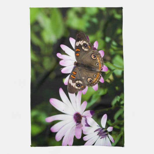 Buckeye Butterfly auf Lila Blume Handtuch (Vertikal)