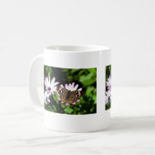 Buckeye Butterfly auf Purple Flowers Kaffeetasse (Vorderseite Links)