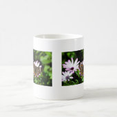 Buckeye Butterfly auf Purple Flowers Kaffeetasse (Mittel)