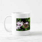 Buckeye Butterfly auf Purple Flowers Kaffeetasse (Links)