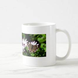 Buckeye Butterfly auf Purple Flowers Kaffeetasse