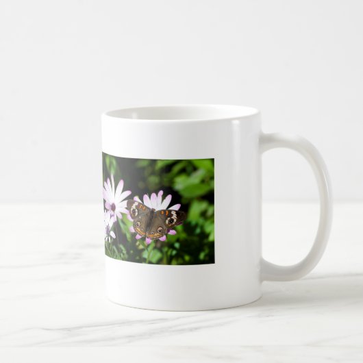 Buckeye Butterfly auf Purple Flowers Kaffeetasse (Rechts)