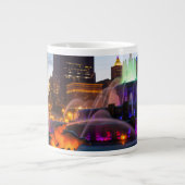 Buckingham-Brunnen am Abend Jumbo-Tasse (Vorderseite)