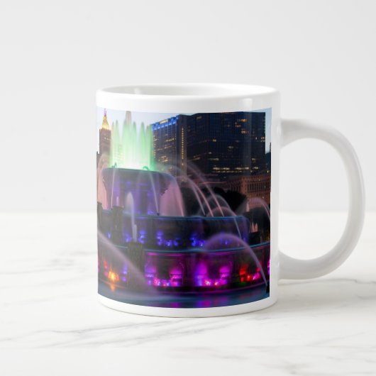 Buckingham-Brunnen am Abend Jumbo-Tasse (Rechts)