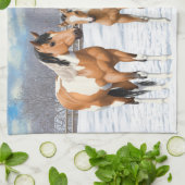 Buckskin Paint Horns in Snow Handtuch (Gefaltet)