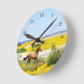 Buckskin Pferd, das im Feld der Blume läuft Runde Wanduhr (Winkel)