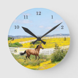 Buckskin Pferd, das im Feld der Blume läuft Runde Wanduhr