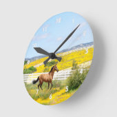 Buckskin Pferd, das im Feld der Blume läuft Runde Wanduhr (Winkel)