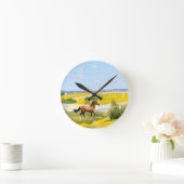 Buckskin Pferd, das im Feld der Blume läuft Runde Wanduhr (Zuhause)