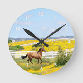Buckskin Pferd, das im Feld der Blume läuft Runde Wanduhr