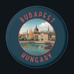 Budapest Ungarn Retro Distressed Circle Magnet<br><div class="desc">Budapester Retrovektor-Reisedesign im Stil eines Emblems. Budapest,  Ungarns Hauptstadt,  wird von der Donau geteilt. Die Kettenbrücke aus dem 19. Jahrhundert verbindet das hügelige Stadtviertel Buda mit dem flachen Pest.</div>