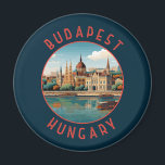 Budapest Ungarn Retro Distressed Circle Magnet<br><div class="desc">Budapester Retrovektor-Reisedesign im Stil eines Emblems. Budapest,  Ungarns Hauptstadt,  wird von der Donau geteilt. Die Kettenbrücke aus dem 19. Jahrhundert verbindet das hügelige Stadtviertel Buda mit dem flachen Pest.</div>