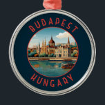 Budapest Ungarn Retro Distressed Circle Ornament Aus Metall<br><div class="desc">Budapester Retrovektor-Reisedesign im Stil eines Emblems. Budapest,  Ungarns Hauptstadt,  wird von der Donau geteilt. Die Kettenbrücke aus dem 19. Jahrhundert verbindet das hügelige Stadtviertel Buda mit dem flachen Pest.</div>
