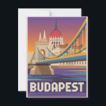 Budapest Vintag Postkarte<br><div class="desc">Feiern Sie die zeitlose Schönheit Budapests mit dieser Vintagen Postkarte. Dieses Kunstwerk mit seinen berühmten Sehenswürdigkeiten wie dem Gebäude des Parlaments,  der Kettenbrücke und der Burg Buda erinnert an den Charme und die Pracht der ungarischen Hauptstadt. Eine perfekte Kollektion für Reisende und Bewunderer historischer europäischer Destinationen.</div>