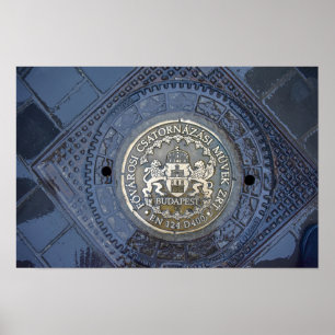 Budapester Wappen auf einem Kanaldeckel Poster